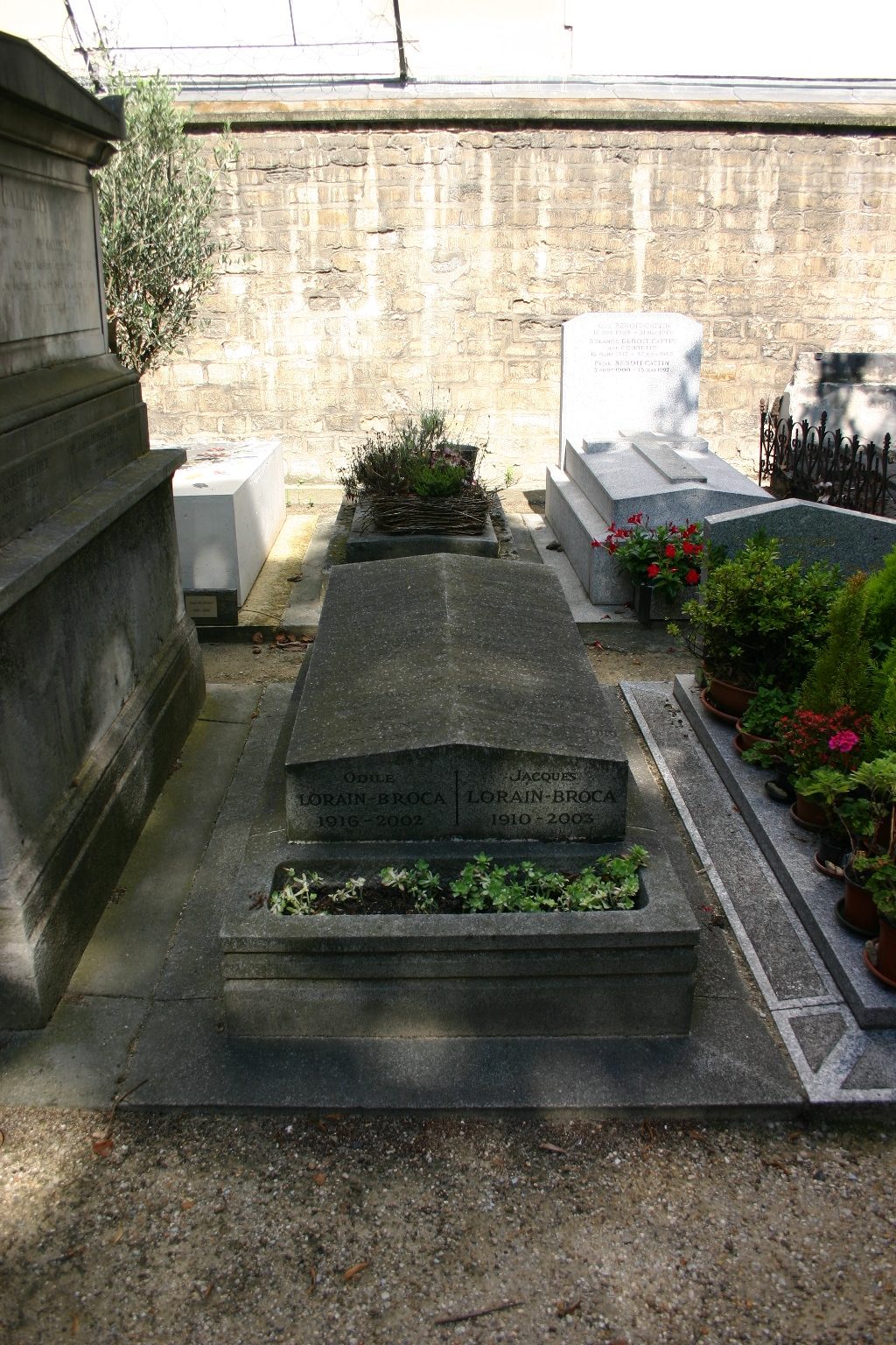 Pierre%20Paul%20Broca%27s%20tomb%2C%20Montparnasse%20Cemetery%2C%20Paris%20%282%29.JPG